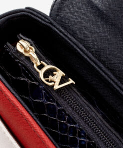 Mala Ombro Cavalinho Cherry Blossom Versatilidade encontra o clássico! Esta mala de ombro de tamanho médio acompanha o seu dia com elegância. O design intemporal em pele adapta-se a qualquer look, do trabalho ao fim de semana. A alça de ombro oferece-lhe liberdade, garantindo o máximo de usabilidade em movimento. Invista num clássico que simplifica a sua rotina!