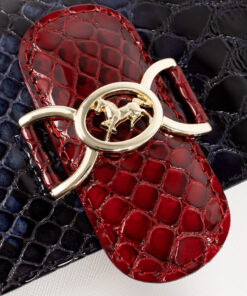 Mala Ombro Cavalinho Cherry Blossom Versatilidade encontra o clássico! Esta mala de ombro de tamanho médio acompanha o seu dia com elegância. O design intemporal em pele adapta-se a qualquer look, do trabalho ao fim de semana. A alça de ombro oferece-lhe liberdade, garantindo o máximo de usabilidade em movimento. Invista num clássico que simplifica a sua rotina!