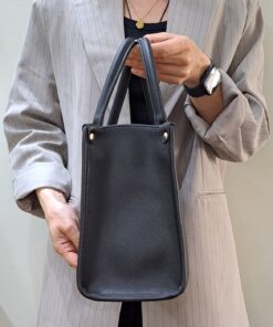 Mala Mão Cavalinho Ciao Bella Com um formato estruturado é ideal para organizar os seus essenciais com elegância e de forma prática. Esta mala combina design clássico com detalhes contemporâneos sendo o acessório perfeito para realçar qualquer um dos seus looks, do profissional ao casual chique.