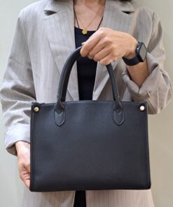 Mala Mão Cavalinho Ciao Bella Com um formato estruturado é ideal para organizar os seus essenciais com elegância e de forma prática. Esta mala combina design clássico com detalhes contemporâneos sendo o acessório perfeito para realçar qualquer um dos seus looks, do profissional ao casual chique.