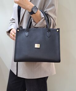 Mala Mão Cavalinho Ciao Bella Com um formato estruturado é ideal para organizar os seus essenciais com elegância e de forma prática. Esta mala combina design clássico com detalhes contemporâneos sendo o acessório perfeito para realçar qualquer um dos seus looks, do profissional ao casual chique.