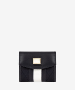 Carteira Cavalinho Sublime Carteira para documentos, tamanho pequeno. Design seguro e prático, garantindo proteção para tudo o que precisa. O modelo mini que surpreende no espaço! Compacta por fora, mas perfeitamente organizada por dentro.