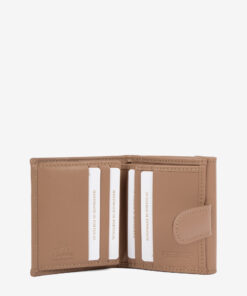 Carteira Horse By Cavalinho Carteira para documentos, tamanho pequeno. Design seguro e prático, garantindo proteção para tudo o que precisa. O modelo mini que surpreende no espaço! Compacta por fora, mas perfeitamente organizada por dentro.