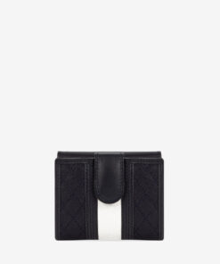 Carteira Cavalinho Sublime Carteira para documentos, tamanho pequeno. Design seguro e prático, garantindo proteção para tudo o que precisa. O modelo mini que surpreende no espaço! Compacta por fora, mas perfeitamente organizada por dentro.