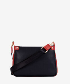 Mala Tiracolo Horse By Cavalinho Leve tudo o que precisa com esta mala de tiracolo elegante. Organize o essencial e mantenha as mãos livres com conforto e segurança. Ideal para manter os seus essenciais organizados e acessíveis. Este modelo tiracolo é perfeito para passeios e encontros casuais. Desfrute de conforto e estilo em cada saída. Adicione um toque de charme aos seus outfits.