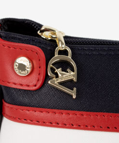 Mala Tiracolo Horse By Cavalinho Leve tudo o que precisa com esta mala de tiracolo elegante. Organize o essencial e mantenha as mãos livres com conforto e segurança. Ideal para manter os seus essenciais organizados e acessíveis. Este modelo tiracolo é perfeito para passeios e encontros casuais. Desfrute de conforto e estilo em cada saída. Adicione um toque de charme aos seus outfits.