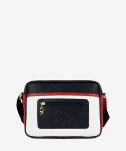 Mala Tiracolo Horse By Cavalinho Leve tudo o que precisa com esta mala de tiracolo elegante. Organize o essencial e mantenha as mãos livres com conforto e segurança. Ideal para manter os seus essenciais organizados e acessíveis. Este modelo tiracolo é perfeito para passeios e encontros casuais. Desfrute de conforto e estilo em cada saída. Adicione um toque de charme aos seus outfits.