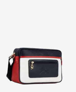 Mala Tiracolo Horse By Cavalinho Leve tudo o que precisa com esta mala de tiracolo elegante. Organize o essencial e mantenha as mãos livres com conforto e segurança. Ideal para manter os seus essenciais organizados e acessíveis. Este modelo tiracolo é perfeito para passeios e encontros casuais. Desfrute de conforto e estilo em cada saída. Adicione um toque de charme aos seus outfits.