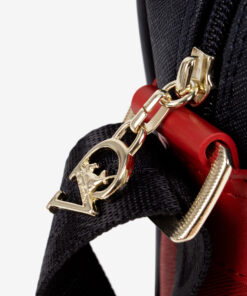 Mala Tiracolo Horse By Cavalinho Leve tudo o que precisa com esta mala de tiracolo elegante. Organize o essencial e mantenha as m&atilde;os livres com conforto e seguran&ccedil;a. Ideal para manter os seus essenciais organizados e acess&iacute;veis. Este modelo tiracolo &eacute; perfeito para passeios e encontros casuais. Desfrute de conforto e estilo em cada sa&iacute;da. Adicione um toque de charme aos seus outfits.