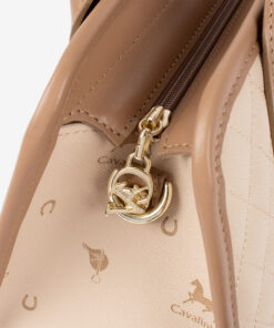 Mala Mão Cavalinho Di Cavallo Com um formato estruturado é ideal para organizar os seus essenciais com elegância e de forma prática. Esta mala combina design clássico com detalhes contemporâneos sendo o acessório perfeito para realçar qualquer um dos seus looks, do profissional ao casual chique.