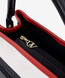 Mala Mão Horse By Cavalinho Com um formato estruturado é ideal para organizar os seus essenciais com elegância e de forma prática. Esta mala combina design clássico com detalhes contemporâneos sendo o acessório perfeito para realçar qualquer um dos seus looks, do profissional ao casual chique.