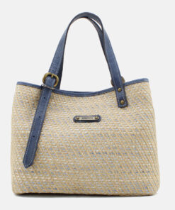 Mala Mão Elenco Mala Elenco em Ráfia o toque artesanal que falta no seu closet. Com um design atemporal e textura natural. Esta mala Elenco é perfeita para transitar entre o look de trabalho, o passeio de fim de semana e as férias. Uma peça que une sofisticação e leveza para elevar qualquer composição feminina. Design exclusivo, durabilidade e estilo para o seu dia a dia.Garanta a sua!