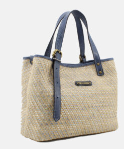 Mala Mão Elenco Mala Elenco em Ráfia o toque artesanal que falta no seu closet. Com um design atemporal e textura natural. Esta mala Elenco é perfeita para transitar entre o look de trabalho, o passeio de fim de semana e as férias. Uma peça que une sofisticação e leveza para elevar qualquer composição feminina. Design exclusivo, durabilidade e estilo para o seu dia a dia.Garanta a sua!