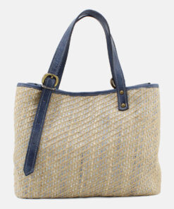 Mala Mão Elenco Mala Elenco em Ráfia o toque artesanal que falta no seu closet. Com um design atemporal e textura natural. Esta mala Elenco é perfeita para transitar entre o look de trabalho, o passeio de fim de semana e as férias. Uma peça que une sofisticação e leveza para elevar qualquer composição feminina. Design exclusivo, durabilidade e estilo para o seu dia a dia.Garanta a sua!