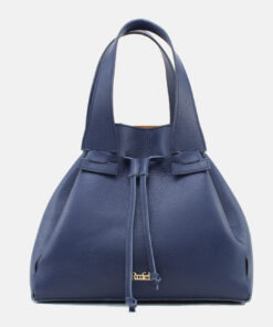 Mala Mão Rufel Saco de Cordão: Liberdade e Estilo. Leve o essencial de forma prática e segura, com design leve e fecho de cordão fácil de usar. É o acessório perfeito para os seus dias de passeio, complementando na perfeição os seus conjuntos smart casual ou looks de fim de semana. Da reunião ao café com amigas, este saco de cordão é o toque final que equilibra o prático e o chique.