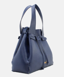 Mala Mão Rufel Saco de Cordão: Liberdade e Estilo. Leve o essencial de forma prática e segura, com design leve e fecho de cordão fácil de usar. É o acessório perfeito para os seus dias de passeio, complementando na perfeição os seus conjuntos smart casual ou looks de fim de semana. Da reunião ao café com amigas, este saco de cordão é o toque final que equilibra o prático e o chique.