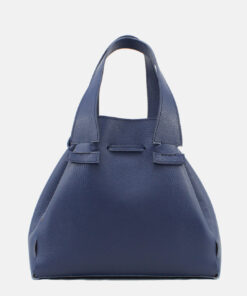 Mala Mão Rufel Saco de Cordão: Liberdade e Estilo. Leve o essencial de forma prática e segura, com design leve e fecho de cordão fácil de usar. É o acessório perfeito para os seus dias de passeio, complementando na perfeição os seus conjuntos smart casual ou looks de fim de semana. Da reunião ao café com amigas, este saco de cordão é o toque final que equilibra o prático e o chique.