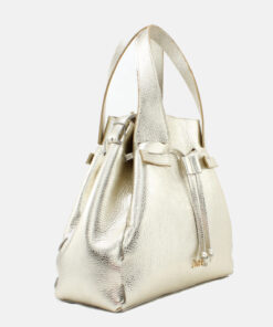 Mala Mão Rufel Saco de Cordão: Liberdade e Estilo. Leve o essencial de forma prática e segura, com design leve e fecho de cordão fácil de usar. É o acessório perfeito para os seus dias de passeio, complementando na perfeição os seus conjuntos smart casual ou looks de fim de semana. Da reunião ao café com amigas, este saco de cordão é o toque final que equilibra o prático e o chique.