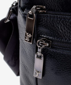 Bolsa Tiracolo Cavalinho The Sailor Complete o seu look com a mala de tiracolo The Sailor para homem. A fusão ideal entre design de luxo e utilidade.