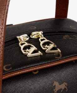 Mochila Cavalinho Di Cavallo Ideal para a mulher que procura um acessório prático e elegante. Esta mochila combina design moderno com a qualidade inconfundível da marca. Perfeita para o dia a dia na cidade, para um passeio ou para adicionar um toque de estilo distinto ao seu look casual-chique.