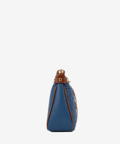 Mala Tiracolo Cavalinho Sublime Leve tudo o que precisa com esta mala de tiracolo elegante. Organize o essencial e mantenha as mãos livres com conforto e segurança. Ideal para manter os seus essenciais organizados e acessíveis. Este modelo tiracolo é perfeito para passeios e encontros casuais. Desfrute de conforto e estilo em cada saída. Adicione um toque de charme aos seus outfits.