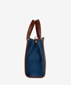 Mala Mão Cavalinho Sublime Com um formato estruturado é ideal para organizar os seus essenciais com elegância e de forma prática. Esta mala combina design clássico com detalhes contemporâneos sendo o acessório perfeito para realçar qualquer um dos seus looks, do profissional ao casual chique.
