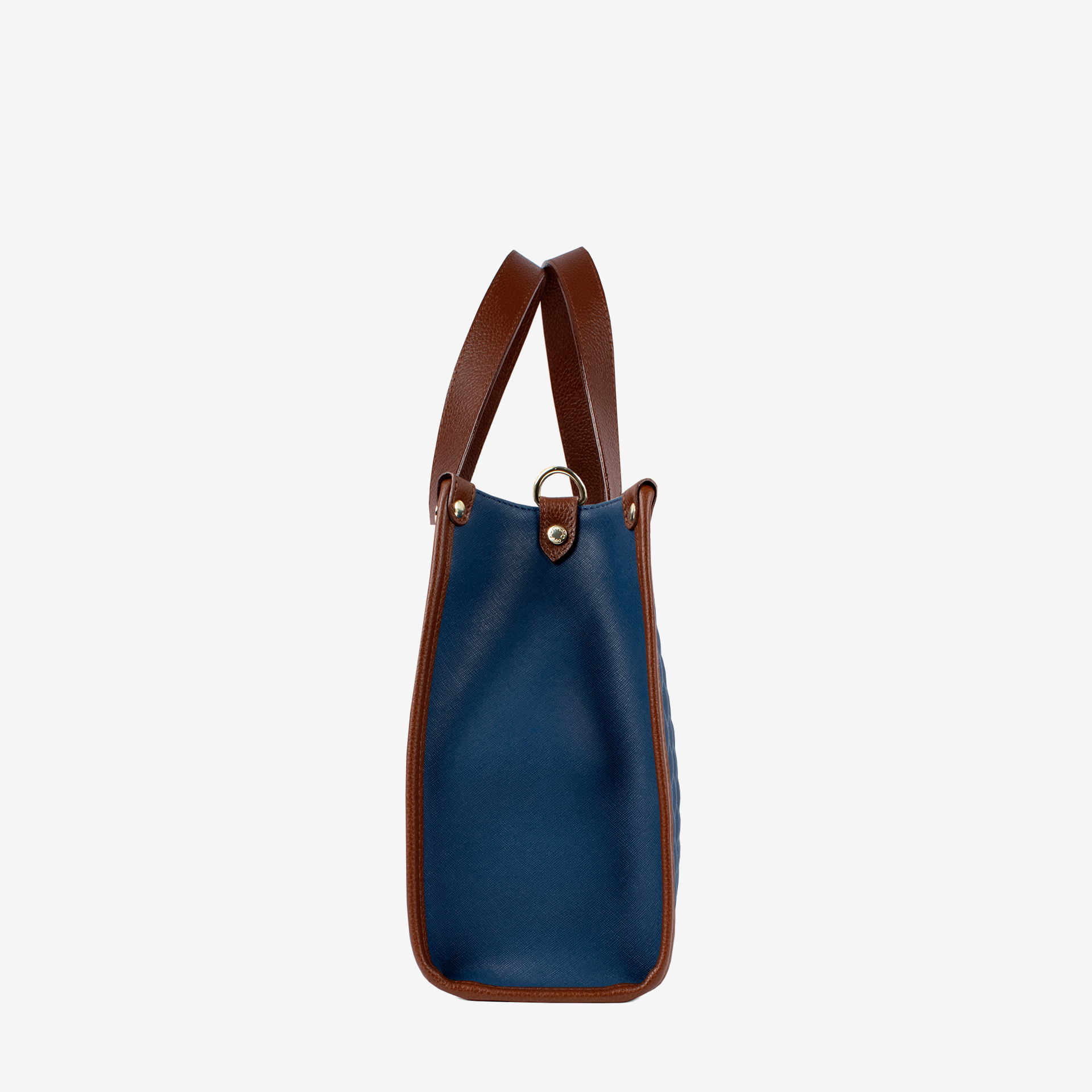Mala Mão Cavalinho Sublime Com um formato estruturado é ideal para organizar os seus essenciais com elegância e de forma prática. Esta mala combina design clássico com detalhes contemporâneos sendo o acessório perfeito para realçar qualquer um dos seus looks, do profissional ao casual chique.