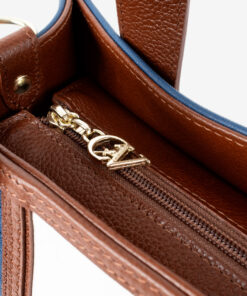 Mala Mão Cavalinho Sublime Com um formato estruturado é ideal para organizar os seus essenciais com elegância e de forma prática. Esta mala combina design clássico com detalhes contemporâneos sendo o acessório perfeito para realçar qualquer um dos seus looks, do profissional ao casual chique.