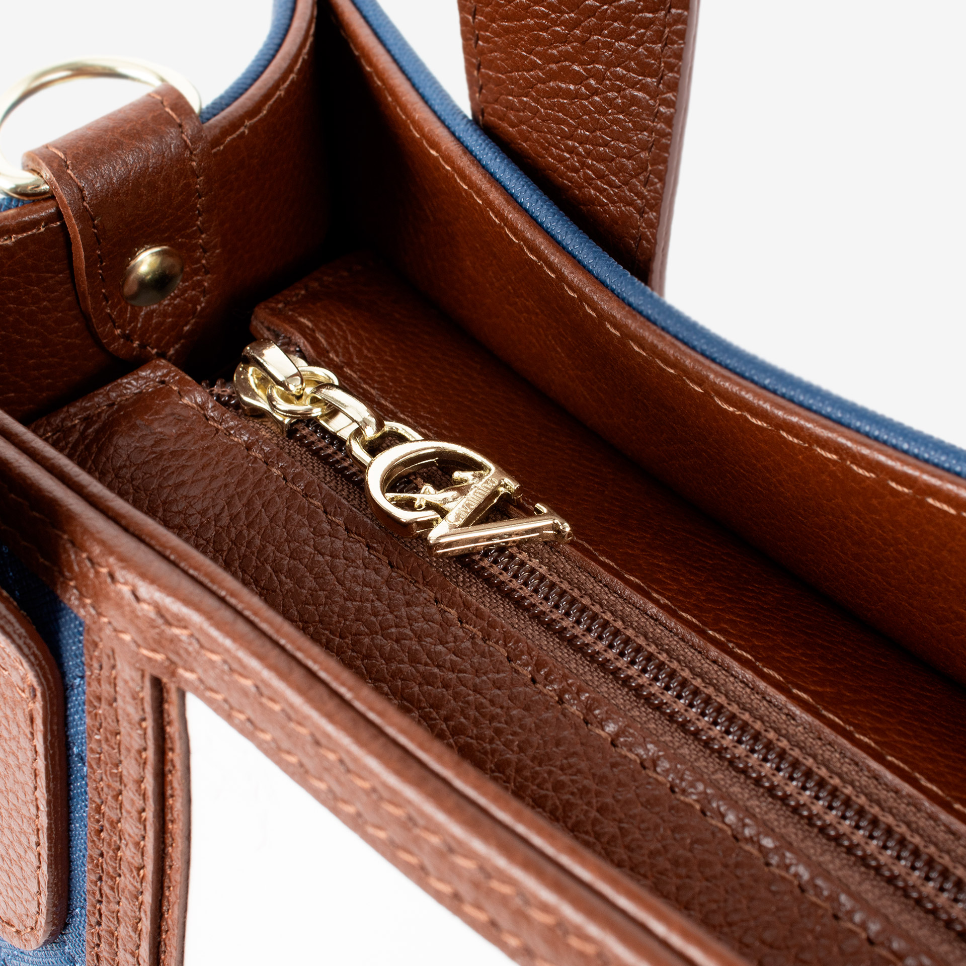 Mala Mão Cavalinho Sublime Com um formato estruturado é ideal para organizar os seus essenciais com elegância e de forma prática. Esta mala combina design clássico com detalhes contemporâneos sendo o acessório perfeito para realçar qualquer um dos seus looks, do profissional ao casual chique.