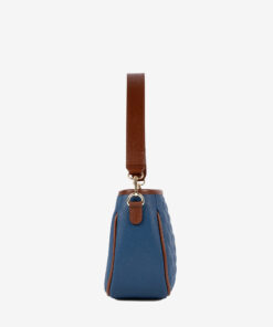 Mala Ombro Cavalinho Sublime Leve tudo o que precisa com esta mala de tiracolo elegante. Organize o essencial e mantenha as mãos livres com conforto e segurança. Ideal para manter os seus essenciais organizados e acessíveis. Este modelo tiracolo é perfeito para passeios e encontros casuais. Desfrute de conforto e estilo em cada saída. Adicione um toque de charme aos seus outfits.