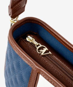 Mala Ombro Cavalinho Sublime Leve tudo o que precisa com esta mala de tiracolo elegante. Organize o essencial e mantenha as mãos livres com conforto e segurança. Ideal para manter os seus essenciais organizados e acessíveis. Este modelo tiracolo é perfeito para passeios e encontros casuais. Desfrute de conforto e estilo em cada saída. Adicione um toque de charme aos seus outfits.