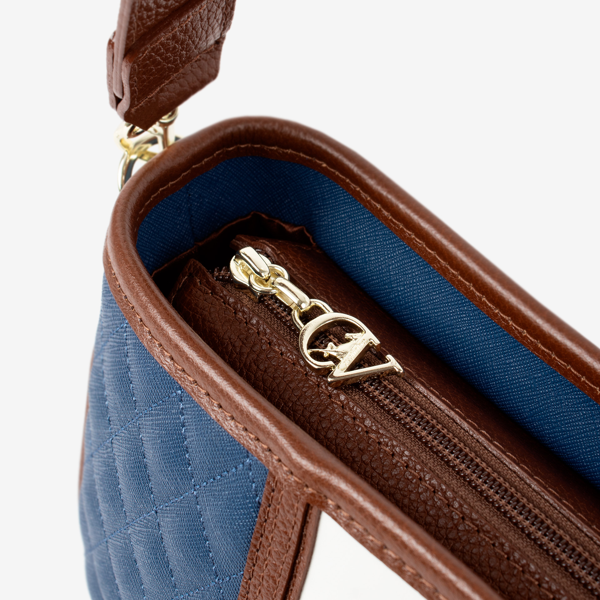 Mala Ombro Cavalinho Sublime Leve tudo o que precisa com esta mala de tiracolo elegante. Organize o essencial e mantenha as mãos livres com conforto e segurança. Ideal para manter os seus essenciais organizados e acessíveis. Este modelo tiracolo é perfeito para passeios e encontros casuais. Desfrute de conforto e estilo em cada saída. Adicione um toque de charme aos seus outfits.