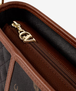 Mala Ombro Cavalinho Di Cavallo Leve tudo o que precisa com esta mala de tiracolo elegante. Organize o essencial e mantenha as mãos livres com conforto e segurança. Ideal para manter os seus essenciais organizados e acessíveis. Este modelo tiracolo é perfeito para passeios e encontros casuais. Desfrute de conforto e estilo em cada saída. Adicione um toque de charme aos seus outfits.