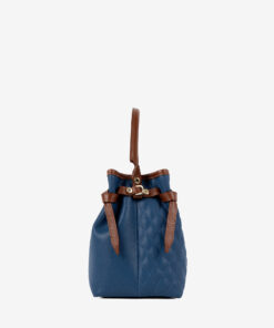Mala Mão Cavalinho Sublime Com um formato estruturado é ideal para organizar os seus essenciais com elegância e de forma prática. Esta mala combina design clássico com detalhes contemporâneos sendo o acessório perfeito para realçar qualquer um dos seus looks, do profissional ao casual chique.