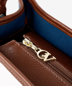 Mala Mão Cavalinho Sublime Com um formato estruturado é ideal para organizar os seus essenciais com elegância e de forma prática. Esta mala combina design clássico com detalhes contemporâneos sendo o acessório perfeito para realçar qualquer um dos seus looks, do profissional ao casual chique.