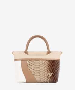 Mala Mão CV by Cavalinho Com um formato estruturado é ideal para organizar os seus essenciais com elegância e de forma prática. Esta mala combina design clássico com detalhes contemporâneos sendo o acessório perfeito para realçar qualquer um dos seus looks, do profissional ao casual chique.