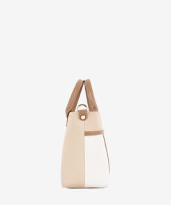 Mala Mão CV by Cavalinho Com um formato estruturado é ideal para organizar os seus essenciais com elegância e de forma prática. Esta mala combina design clássico com detalhes contemporâneos sendo o acessório perfeito para realçar qualquer um dos seus looks, do profissional ao casual chique.