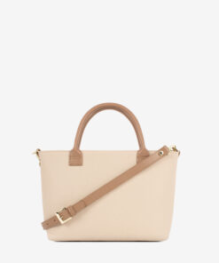Mala Mão CV by Cavalinho Com um formato estruturado é ideal para organizar os seus essenciais com elegância e de forma prática. Esta mala combina design clássico com detalhes contemporâneos sendo o acessório perfeito para realçar qualquer um dos seus looks, do profissional ao casual chique.