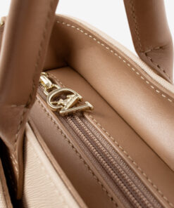 Mala Mão CV by Cavalinho Com um formato estruturado é ideal para organizar os seus essenciais com elegância e de forma prática. Esta mala combina design clássico com detalhes contemporâneos sendo o acessório perfeito para realçar qualquer um dos seus looks, do profissional ao casual chique.
