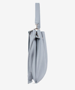 Mala Mão Cavalinho Signature Saco de Cordão Cavalinho: Liberdade e Estilo. Leve o essencial de forma prática e segura, com design leve e fecho de cordão fácil de usar. É o acessório perfeito para os seus dias de passeio, complementando na perfeição os seus conjuntos smart casual ou looks de fim de semana. Da reunião ao café com amigas, este saco de cordão é o toque final que equilibra o prático e o chique.