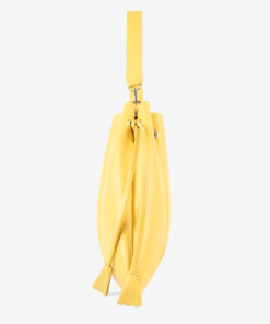 Mala Mão Cavalinho Signature Saco de Cordão Cavalinho: Liberdade e Estilo. Leve o essencial de forma prática e segura, com design leve e fecho de cordão fácil de usar. É o acessório perfeito para os seus dias de passeio, complementando na perfeição os seus conjuntos smart casual ou looks de fim de semana. Da reunião ao café com amigas, este saco de cordão é o toque final que equilibra o prático e o chique.