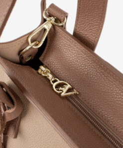 Mala M&atilde;o Cavalinho&nbsp;Signature Encontre a sua shopper bag Cavalinho favorita! Leve tudo o que precisa e organize a sua vida com esta mala de ombro. Combine o estilo ic&oacute;nico da marca com a m&aacute;xima usabilidade. Viva o seu dia com eleg&acirc;ncia.