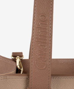 Mala M&atilde;o Cavalinho&nbsp;Signature Encontre a sua shopper bag Cavalinho favorita! Leve tudo o que precisa e organize a sua vida com esta mala de ombro. Combine o estilo ic&oacute;nico da marca com a m&aacute;xima usabilidade. Viva o seu dia com eleg&acirc;ncia.
