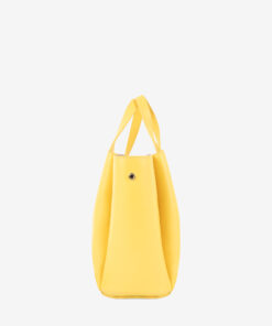 Mala Mão Cavalinho Signature Com um formato estruturado é ideal para organizar os seus essenciais com elegância e de forma prática. Esta mala combina design clássico com detalhes contemporâneos sendo o acessório perfeito para realçar qualquer um dos seus looks, do profissional ao casual chique.