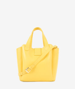 Mala Mão Cavalinho Signature Com um formato estruturado é ideal para organizar os seus essenciais com elegância e de forma prática. Esta mala combina design clássico com detalhes contemporâneos sendo o acessório perfeito para realçar qualquer um dos seus looks, do profissional ao casual chique.