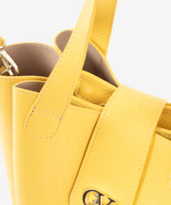 Mala Mão Cavalinho Signature Com um formato estruturado é ideal para organizar os seus essenciais com elegância e de forma prática. Esta mala combina design clássico com detalhes contemporâneos sendo o acessório perfeito para realçar qualquer um dos seus looks, do profissional ao casual chique.