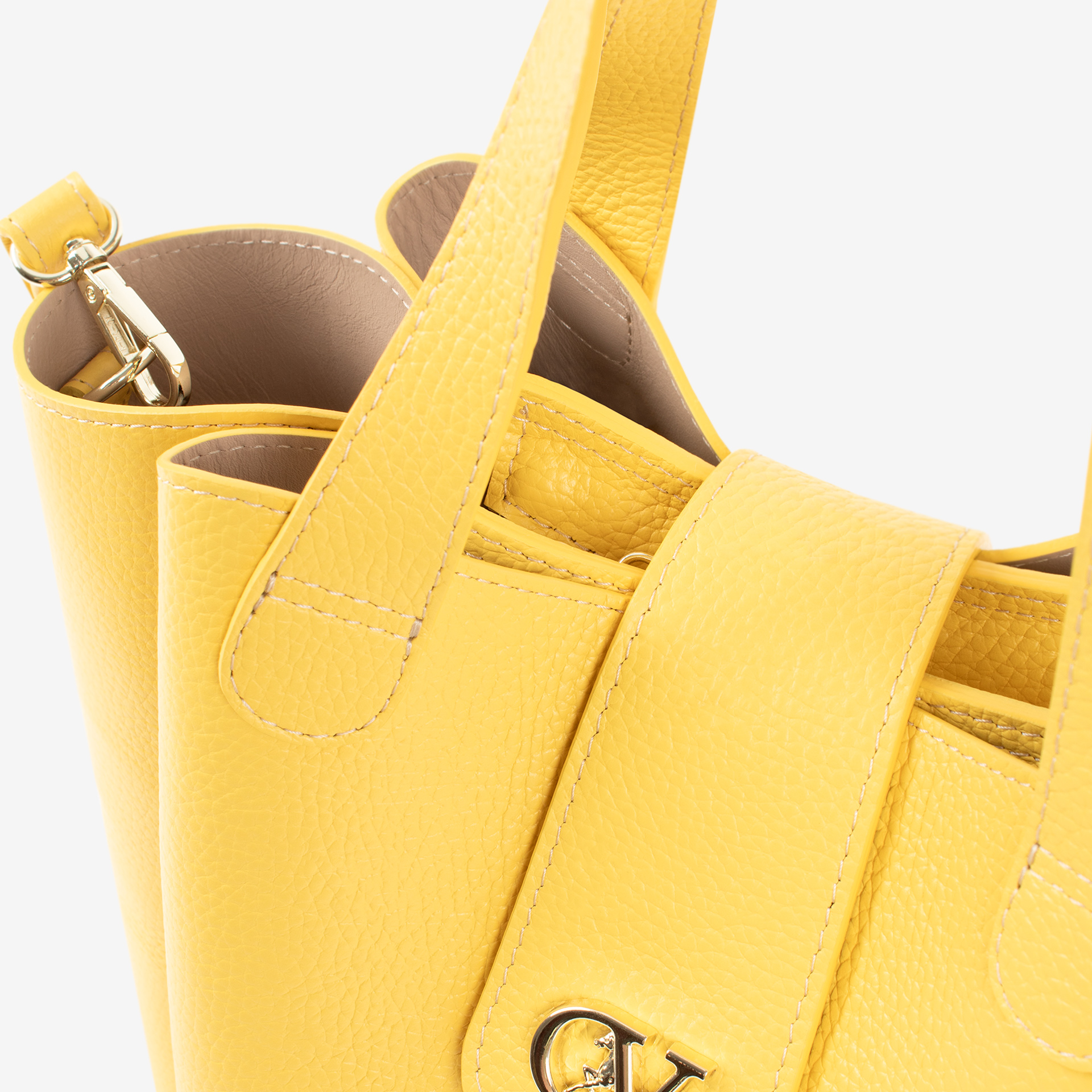 Mala Mão Cavalinho Signature Com um formato estruturado é ideal para organizar os seus essenciais com elegância e de forma prática. Esta mala combina design clássico com detalhes contemporâneos sendo o acessório perfeito para realçar qualquer um dos seus looks, do profissional ao casual chique.