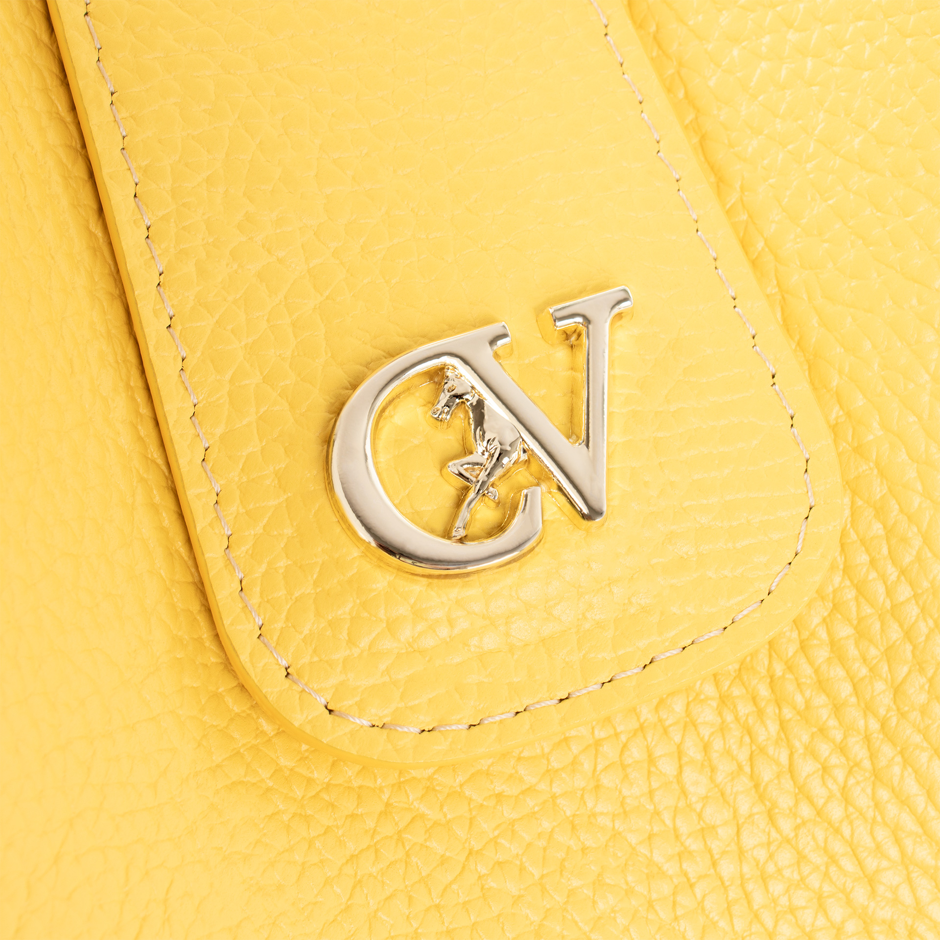 Mala Mão Cavalinho Signature Com um formato estruturado é ideal para organizar os seus essenciais com elegância e de forma prática. Esta mala combina design clássico com detalhes contemporâneos sendo o acessório perfeito para realçar qualquer um dos seus looks, do profissional ao casual chique.