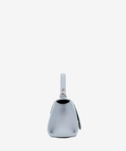 Mala Mão Cavalinho Signature Descubra a versatilidade desta Mala Cavalinho. Com alça de mão e tiracolo removível, oferece o espaço ideal com um interior luxuoso e organizado. Detalhes em dourado que conferem um toque de exclusividade ao seu dia a dia.