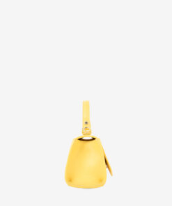 Mala Mão Cavalinho Signature Descubra a versatilidade desta Mala Cavalinho. Com alça de mão e tiracolo removível, oferece o espaço ideal com um interior luxuoso e organizado. Detalhes em dourado que conferem um toque de exclusividade ao seu dia a dia.